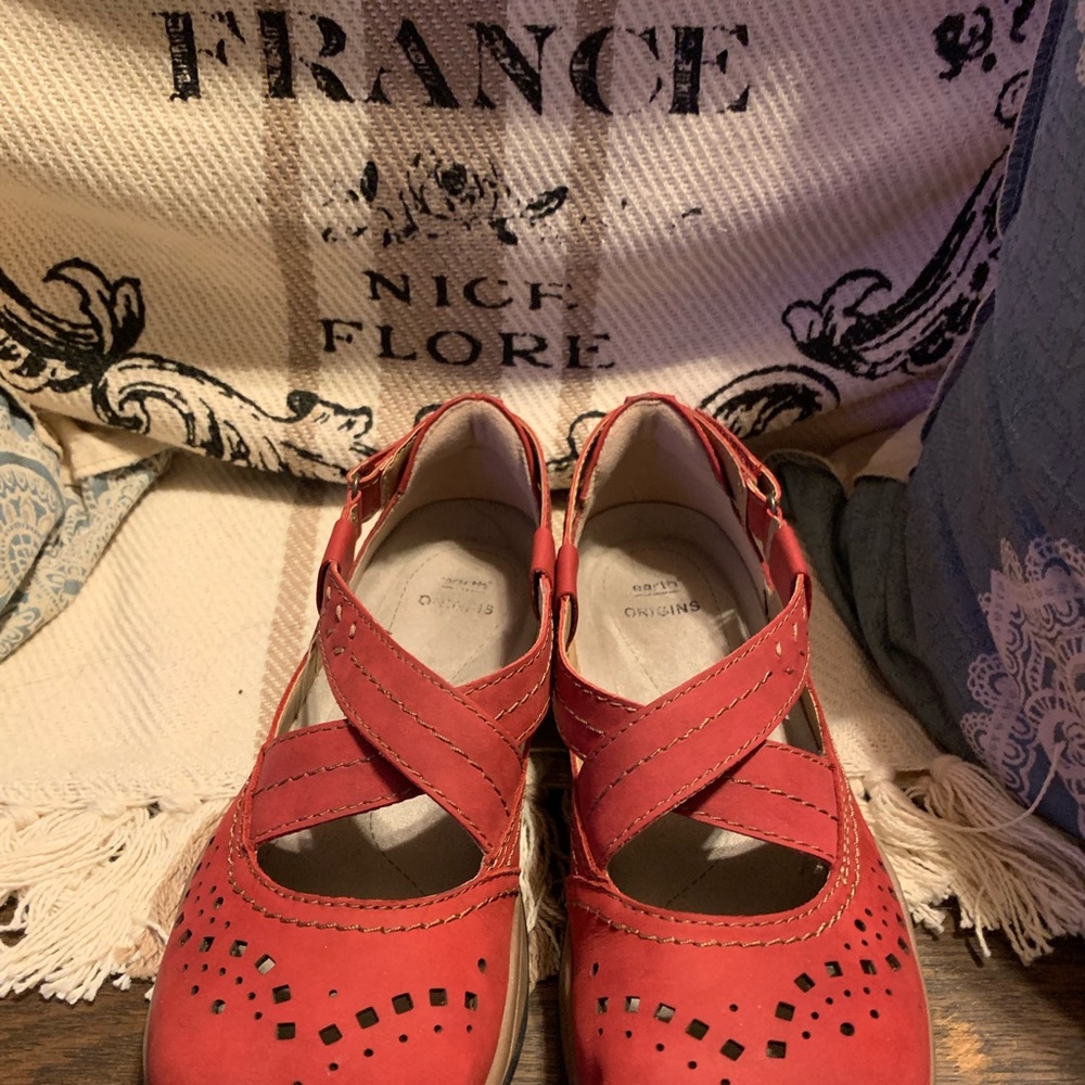 Earth Laser Cut Adjustable Mary Janes w/Cross Straps